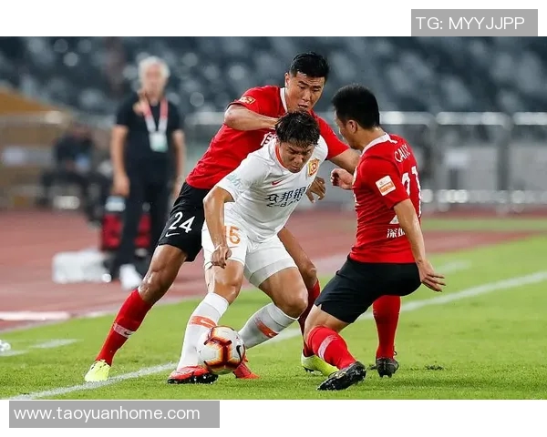 重庆与上港激战正酣比分悬念迭起球迷热情高涨